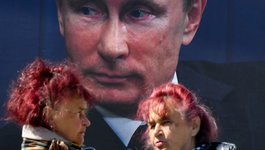 Moterys prie kalbasi prie Putino atvaizdo (nuotr. SCANPIX)