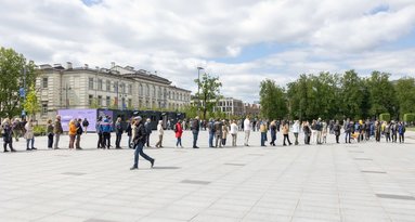 Rinkėjų eilė Lukiškių aikštėje (nuotr. Andrius Ufartas / ELTA)  
