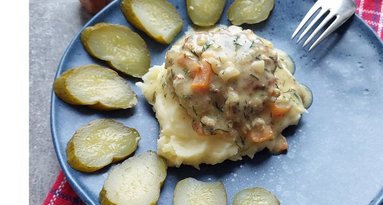 Troškinti kotletai su bulvių koše ir marinuotais agurkėliais (nuotr. Kviečiu į virtuvę)  