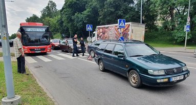 Vilniuje automobilis sužalojo per pėsčiųjų perėją paspirtuku važiuojančią moterį (nuotr. Broniaus Jablonsko)