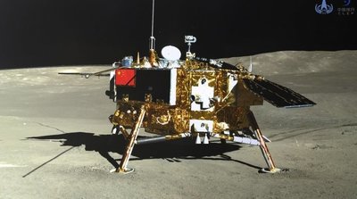 Kinija paleido nematomoje Mėnulio pusėje turintį nusileisti zondą  