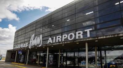 Kauno oro uostas vėl sulaukė svečio: pasieniečiai antrą kartą sulaikė vyrą, bandžiusį pavogti maisto ir alkoholio BNS Foto