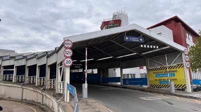 Vilniaus oro uoste uždaromas automobilių sustojimo kelias prie išvykimo terminalo  