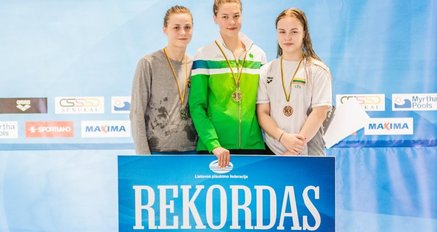 Plaukikės. Iš kairės: Erika Martišiūtė, Kotryna Teterevkova ir Gabrielė Burokaitė (nuotr. Organizatorių)