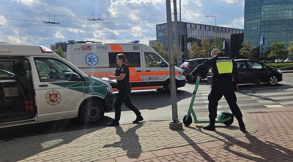 Vilniuje automobilis parbloškė paspirtukininką (nuotr. tv3.lt)