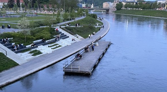 Vilniečiai nustebę: išplaukia Baltojo tilto prieplauka ( nuotr. Made in Vilnius)   
