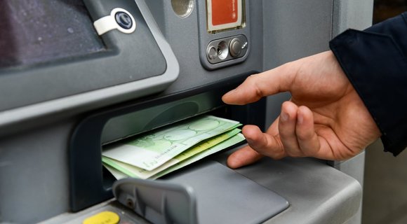 Pinigai, bankomatas (nuotr. Fotodiena/Justino Auškelio)