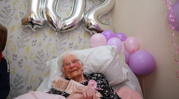 102 metų sulaukusi pensininkė išdavė ilgo gyvenimo paslaptį: 1 gėrimą vadina eleksyru (nuotr. Twitter)