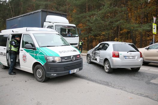 Vilniuje sunkvežimis taranavo lengvąjį automobilį (nuotr. Broniaus Jablonsko)