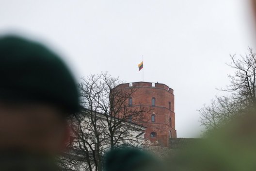 Gedimino pilies bokšte iškelta 2018-ųjų Lietuvos vėliava (nuotr. Sauliaus Žiūros)