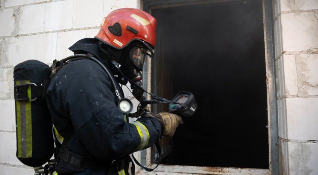Šakių rajone vyras padegė namą, jį išsivežė policija BNS Foto