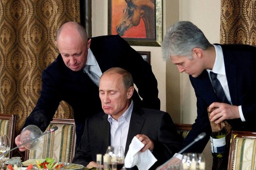J. Prigožinas (kairėje) ir V. Putinas (viduryje) (nuotr. SCANPIX)