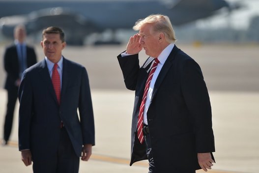 Michaelas Flynnas ir Donaldas Trumpas (nuotr. SCANPIX)