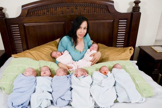 Nadya Suleman su savo aštuoniais vaikais (nuotr. Instagram)