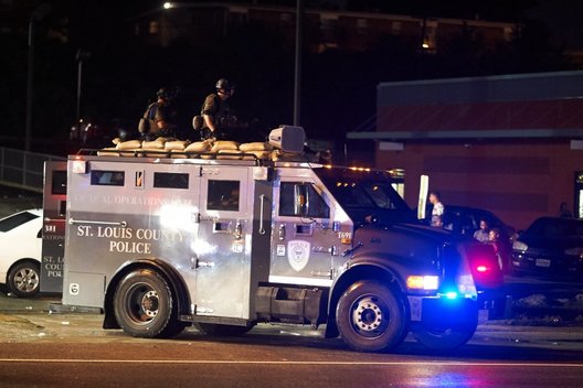 Fergusone atsinaujino riaušės su policija (nuotr. SCANPIX)