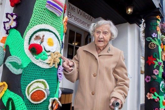 104 metų senolė – vyriausia gatvės menininkė (nuotr. YouTube)