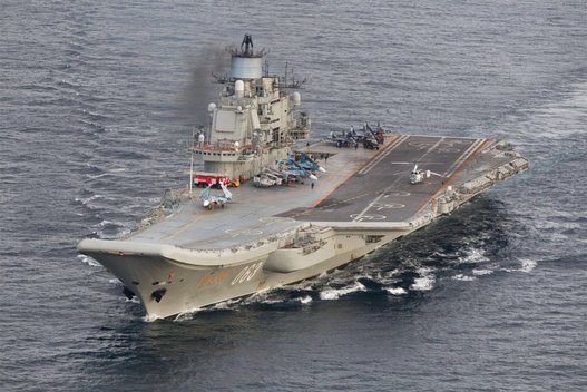 Rusijos flotilės gigantas „Admirolas Kuznecovas“ ir jį palydintys laivai (nuotr. SCANPIX)