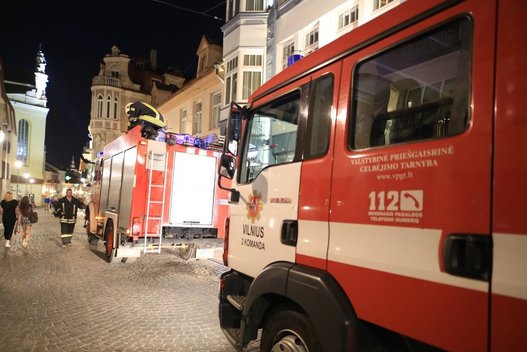 Po pranešimo apie gaisrą prabangiame viešbutyje Vilniuje, evakuoti žmonės nuotr. Broniaus Jablonsko