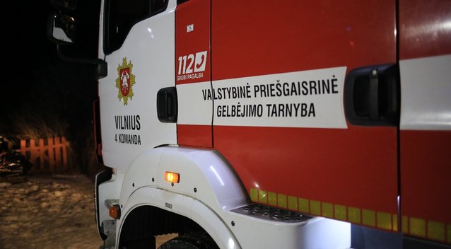 Gesindami gaisrą Vilniaus rajone nukentėjo du ugniagesiai (nuotr. Broniaus Jablonsko)