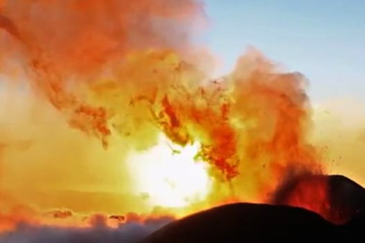 Kamčiatkoje išsiveržęs Bevardis ugnikalnis kelia pavojų aviacijai (nuotr. YouTube)
