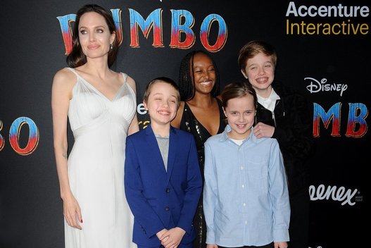 Angelina Jolie su vaikais (nuotr. Vida Press)