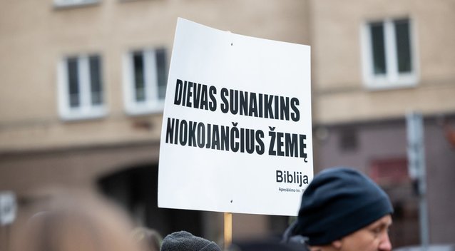 Vilniuje prie Seimo – protestas prieš medžių kirtimą: „Gentvilai, STOP Lietuvos miškų genocidui!“ (Lukas Balandis/ BNS nuotr.)