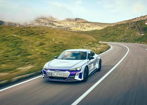 „Audi“ pristato specialaus leidimo „RS e-tron GT“ modelį