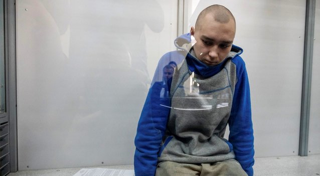 Ukrainoje – pirmasis teismas dėl karo nusikaltimų: 21-erių Vadimas prisipažino nužudęs beginklį vyrą (nuotr. SCANPIX)