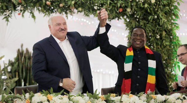 Lukašenka Zimbabvės prezidentui padovanojo traktorių, mainais gavo liūto iškamšą (nuotr. SCANPIX)