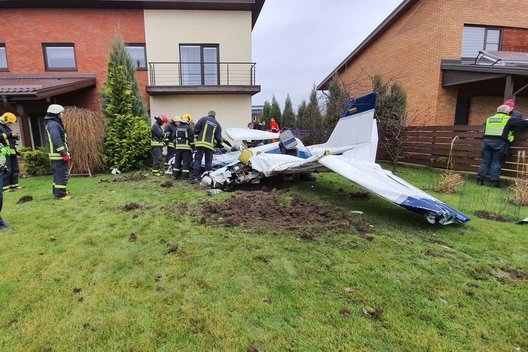 Kauno rajone nukrito lėktuvas, žuvo du žmonės (nuotr. Kauno rajono GMPS)  