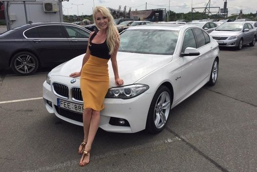 Natalija Bunkė su naujuoju savo BMW (nuotr. facebook.com)