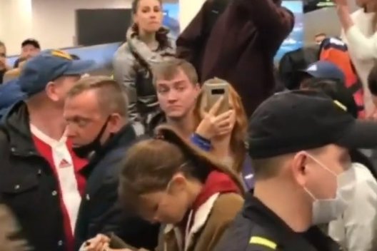 800 rusų turistų oro uoste šturmavo išėjimą: nesutiko laukti patikrinimo dėl koronaviruso (nuotr. YouTube)