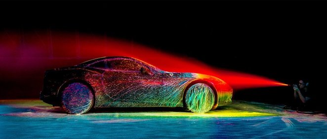 Štai kaip atrodo „Ferrari California“ po fluorescencinių dažų injekcijos