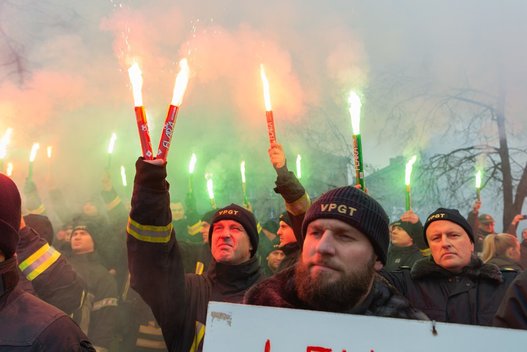 Pareigūnai sukilo dėl algų: prie Seimo uždegė deglus (nuotr. Fotodiena/Justino Auškelio)