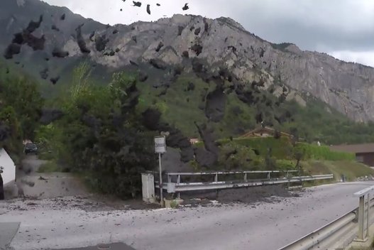 Turistai Šveicarijoje išvydo kai ką klaikaus: priminė žemės drebėjimą  