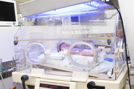 Kūdikis inkubatoriuje (nuotr. 123rf.com)