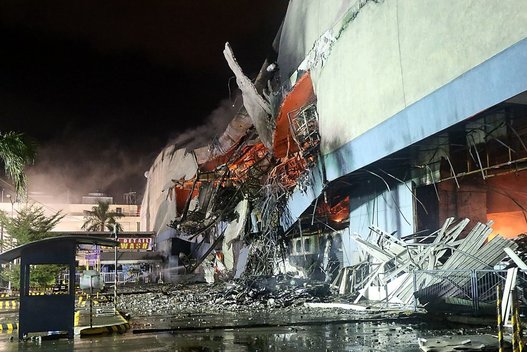 Filipinų ugniagesiai surado visų 37 per gaisrą prekybos centre žuvusių žmonių kūnus  