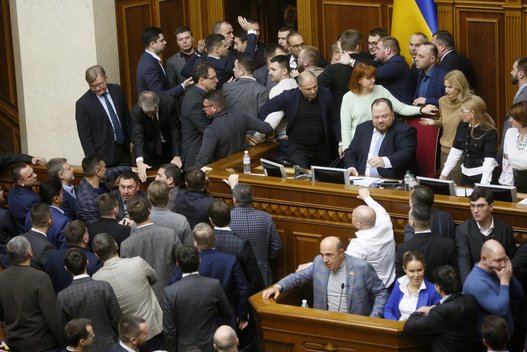 Ukrainos parlamente kilo sumaištis, įvyko deputatų susistumdymas (nuotr. SCANPIX)