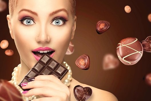 Mergina valgo šokoladą (nuotr. 123rf.com)