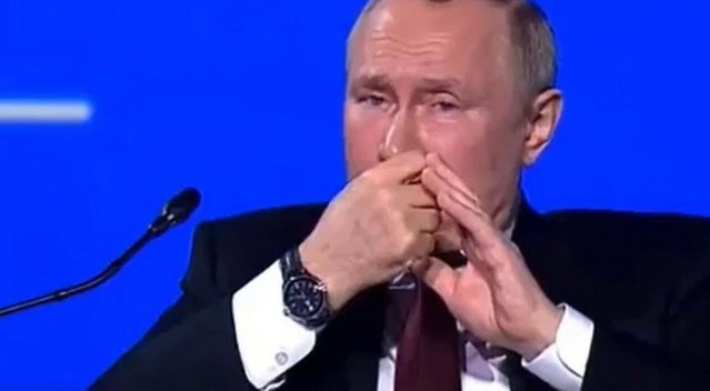 Vladimiras Putinas kramto nagus (nuotr. stop kadras)  