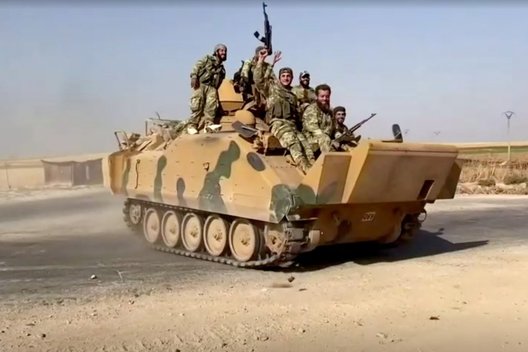 Atremti Turkijos puolimo juda Rusijos palaikomos Sirijos kariuomenė (nuotr. SCANPIX)