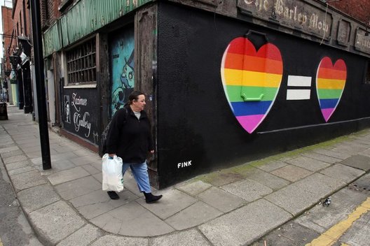 Airiai balsuoja referendume dėl vienos lyties asmenų santuokų (nuotr. SCANPIX)