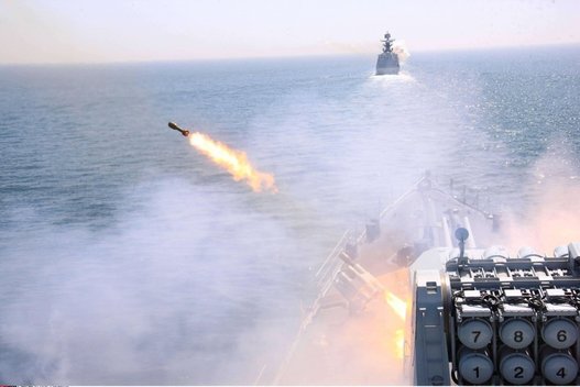 Kinijos ir JAV ekonominis karas persikelia į jėgos demonstravimą jūroje (nuotr. SCANPIX)