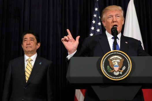 D.Trumpas susitiko su Japonijos ministru pirmininku Shinzo Abe (nuotr. SCANPIX)