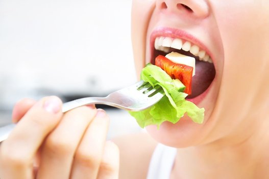 Moteris valgo salotas (nuotr. 123rf.com)