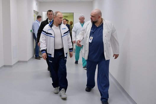 Po susitikimo su koronavirusu užsikrėtusiu gydytoju Putinas dirba nuotoliniu būdu (nuotr. SCANPIX)