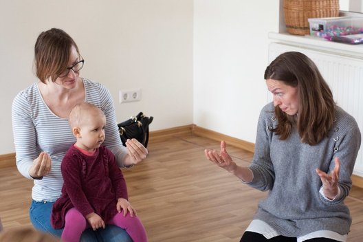 Kūdikių gestų užsiėmimą veda ankstyvojo ugdymo pedagogė, kūdikių gestų kalbos specialistė Gintautė Sinkevičienė (dešinėje). Danutės Junevičienės nuotr.  
