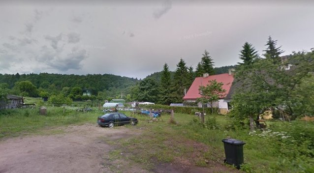 Gitano Nausėdos namas matosi tolumoje (Google street view vaizdas)  