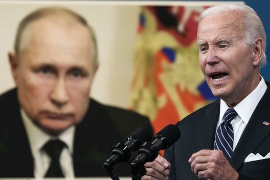 Joe Bidenas kalba, o fone matomas Vladimiro Putino atvaizdas (nuotr. SCANPIX)