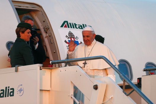 Popiežius lipa į lėktuvą, atskraidinsiantį jį į Vilnių (nuotr. SCANPIX)